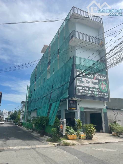 Căn góc ngay DH Thủ Dầu Một : 1 trệt 3 lầu- 6 x 30.