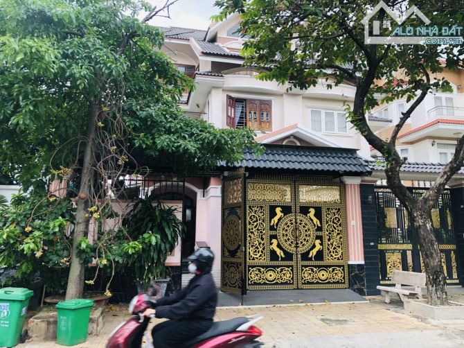 Bán biệt thự mặt tiền 178m2, ngang 8m - 3 tầng- Trung Tâm Phước Long B, Q9 cũ