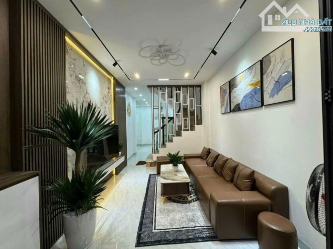 Bán nhà Nguyễn Ngọc Vũ - Hoàng Ngân, ô tô đỗ cửa, dân trí cao, 60m2x 5 tầng, 16 tỷ