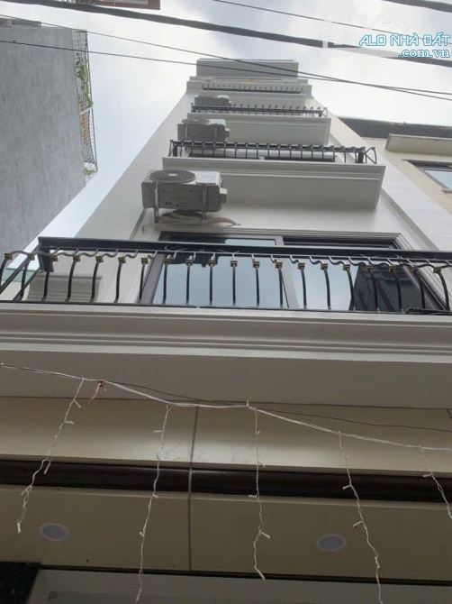 Phố Đỗ Nhuận, sát công viên Hoà Bình, 40m2 chỉ 9 tỷ, ngõ thông, ô tô đỗ, thang máy