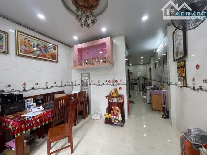 Bán nhà ngay Chợ Đệm Thế Lữ , Bình Chánh, đường 6m, 2 tầng, 7,5x18, nhỉnh 5 tỉ