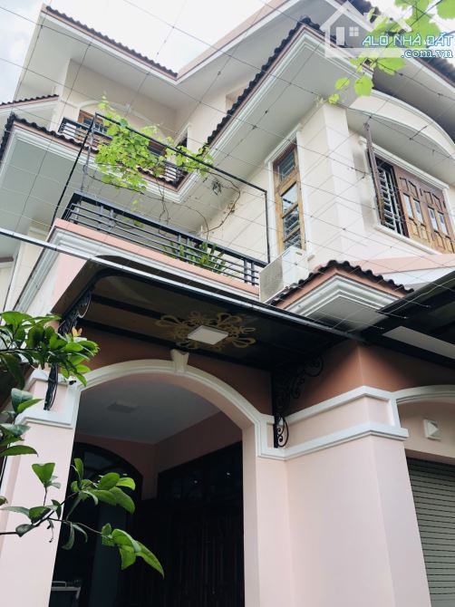 Bán biệt thự mặt tiền 178m2, ngang 8m - 3 tầng- Trung Tâm Phước Long B, Q9 cũ - 1