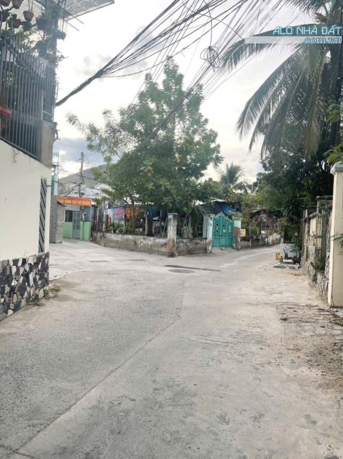 Cần bán lô đất 2 mặt tiền đường Hòa Trung, cách biển chỉ 1km thích hợp xây nhà vườn - 1