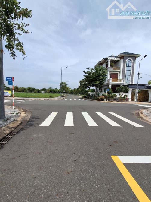 Bán lô góc 2 mặt tiền Long Thọ Nhơn Trạch 4 tỷ