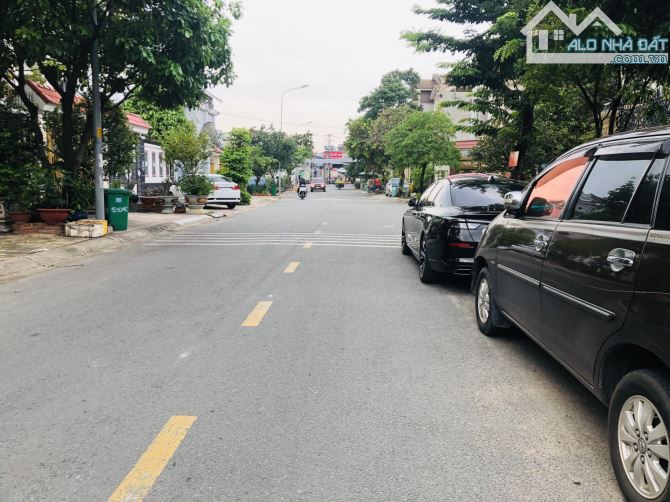 Bán biệt thự mặt tiền 178m2, ngang 8m - 3 tầng- Trung Tâm Phước Long B, Q9 cũ - 2