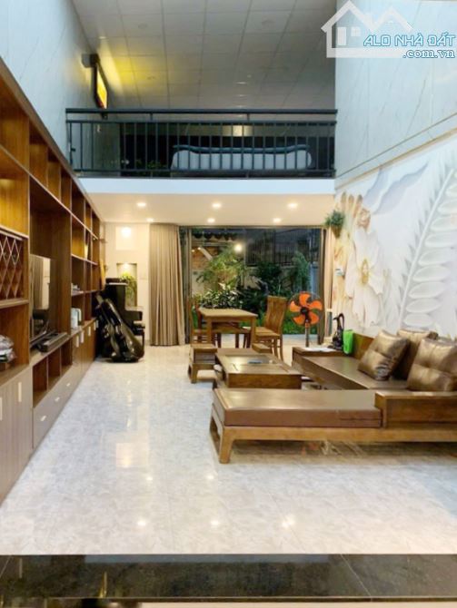 Hiếm, Nhà Ngô Quyền Q10, 82m², MT 5m, vuông A4, giếng trời, thang máy, gần Chợ Rẫy. 32.8tỷ - 2