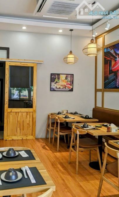 MẶT PHỐ HUỲNH THÚC KHÁNG - Q. ĐỐNG ĐA - 2 THOÁNG - KINH DOANH  - NHÀ ĐẸP - VỈA HÈ RỘNG. - 2