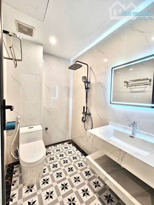 Bán nhà Bồ Đề , DT 32m2 ,MT 3.4m, Xây 6 Tầng, Giá 7.95 tỷ ,Full nội thất - Ô tô đỗ cửa - 9