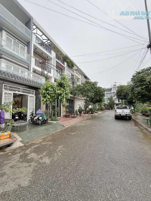 BÁN NHÀ 4 TẦNG MẶT TIỀN ĐƯỜNG 447B LÊ VĂN VIỆT – 7 PHÒNG CHO THUÊ, THU NHẬP TRÊN 25 TRIỆU