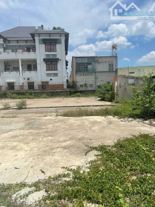 Bán đất mặt tiền đường Bùi Hữu NGhĩa P. Bửu Hoà. 1200m có 700m thổ cư. Giá 22 tỷ tlc.