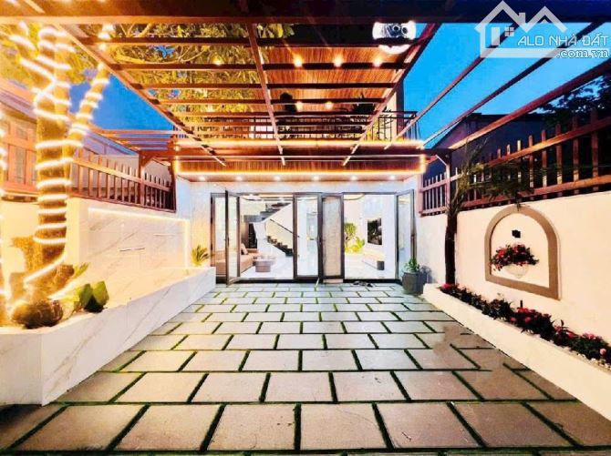 Biệt thự sân vườn, hẻm nhựa 8m, full nội thất cao cấp. 140m2, ngang 5.5m. Giá 8,6 tỷ