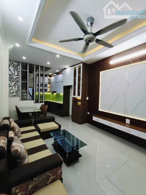 LÔ GÓC, NGÕ THÔNG, Ô TÔ ĐỖ CỔNG  HOÀNG MAI 50M X 5T X  GIÁ 7 TỶ.