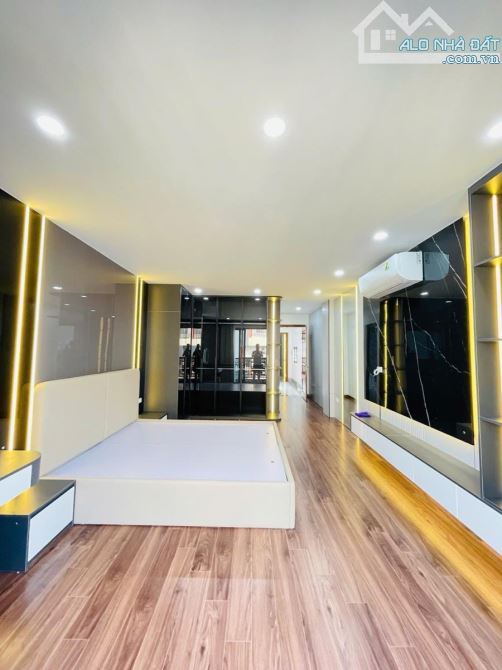 Toà CCMN Tôn Đức Thắng, gần Văn Miếu, 52m2, 7T, MT 6.6m, 12 phòng, DT 70 triệu/ th