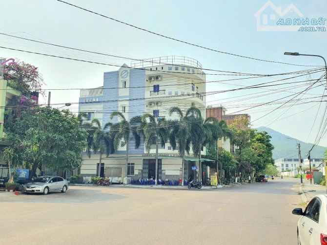 Bán khách sạn 4 tầng gần biển ôm góc đường Chế Lan Viên. 90m2 giá 12,5tỷ. 13 phòng