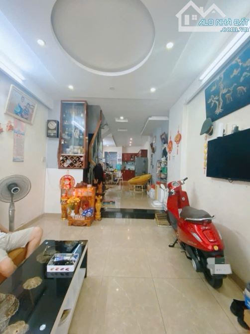 NHÀ SIÊU KHỦNG - 4 TẦNG - SÁT MẶT TIỀN - 45m2 - 5 Phòng - Ngay Khu Ẩm Thực Phan Xích Long