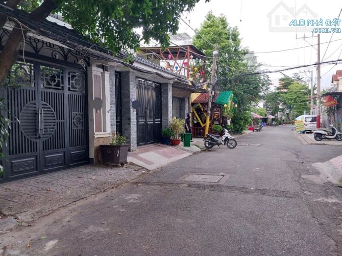 PHAN HUY ÍCH GÒ VẤP ,DT 5,5×20 ,4 TẦNG ,HẺM 10M CÓ VỈA HÈ GẦN SÂN BAY EMART ,NHỈNH 12 TỶ