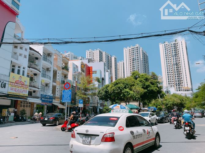 Hạ 4 tỷ! Căn góc 2 mặt hẻm 8m Tô Hiến Thành (DT: 10x12m, 3 lầu) P.14 quận 10 - giá 25 tỷ