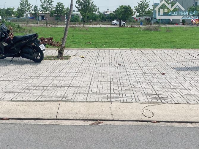BÁN GẤP MIẾNG ĐẤT ĐẸP 240m2 NGAY KHU TTHC NHƠN TRẠCH GIÁ 3TỶ6, ĐƯỜNG NGUYỄN HỮU CẢNH