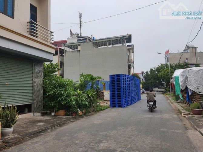 BÁN LÔ GIÃN DÂN TIÊN XÁ, HẠP LĨNH, BẮC NINH. LÀN 2 QL38 NHÌN VƯỜN HOA