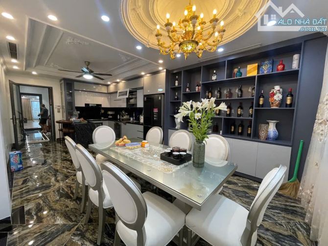 SIêu phẩm biệt thự Villa Nguyễn Sơn,phân lô,215M,MT 12M,gara ô tô,ô tô tránh.Giá 37 tỷ