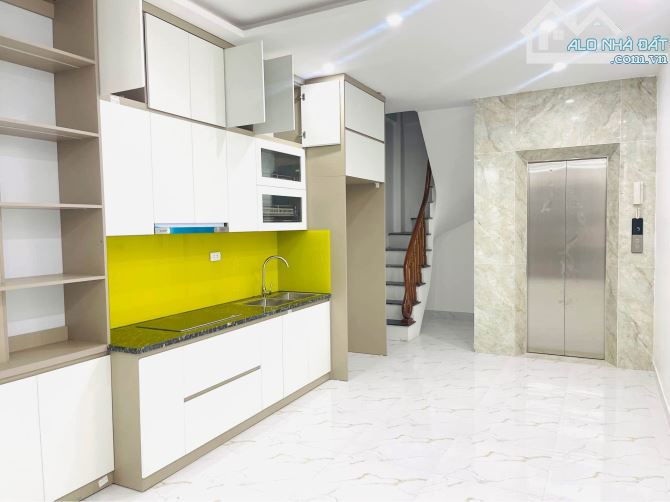 Bán nhà Xuân Đỉnh, 34m2 nhỉnh 8 tỷ, ngõ thông, ô tô đỗ ,thang máy ,sát công viên Hoà Bình
