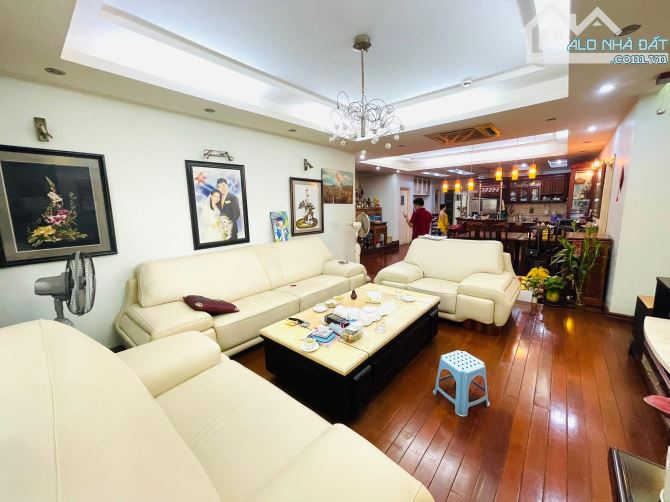 Bán chung cư phố Láng Hạ - 199m2 cực rộng -view triệu đô - cực hiếm