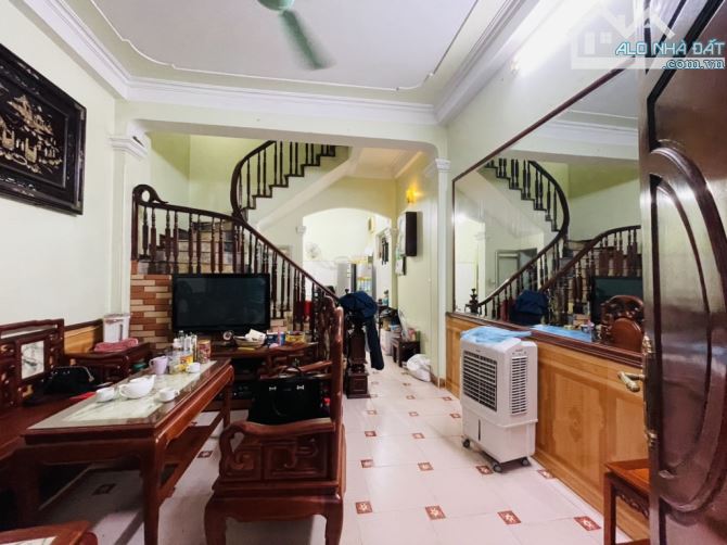 Bán Nhà Lạc Long Quân - Gần Phố- Ngõ Nông -Thoáng Rộng - Vị Trí Đẹp - Dân Xây - Full nội t