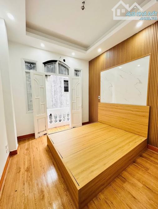 Bán nhà Lạc Long Quân, ngõ nông, thông, tiện ích, dân xây, đầy đủ nội thất ở ngay