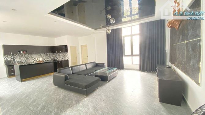 Nhà Đất DT lớn 500m² mặt tiền 10m, vuông vắn, có hầm để xe.