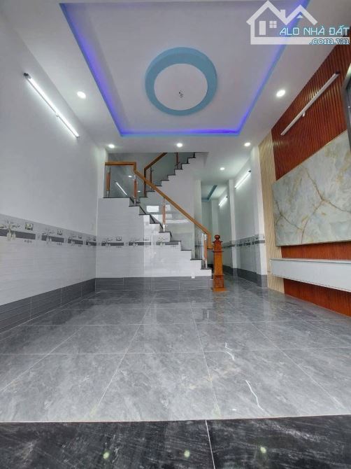 Nhà mới xây 2 lầu DTSD 130m2 giá 1tỷ900triệu cách QL 50 tầm 200m giáp Bình Chánh sổ hồng