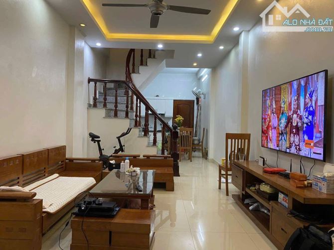 CHO THUÊ NHÀ NGUYÊN CĂN TẠI XUÂN KHÔI - CỰ KHỐI - 4PN - FULL NỘI THẤT - OTO VÀO NHÀ - 1