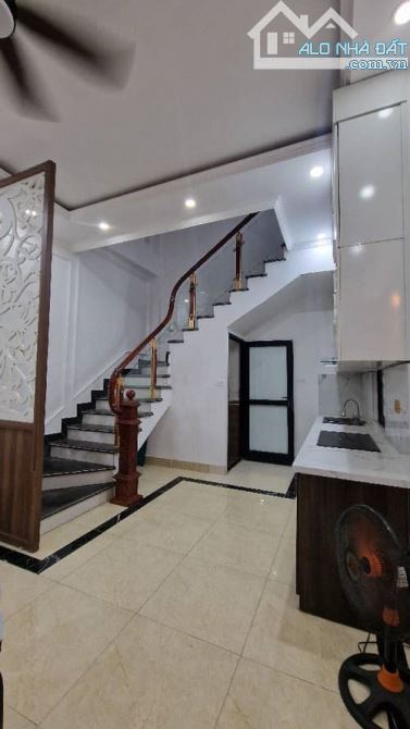 Bán nhà phố Bồ Đề , DT 32m2 , MT 6.4m , Xây 5 Tầng , Giá 6.85 tỷ, Full nội thất - Ô tô đỗ - 1