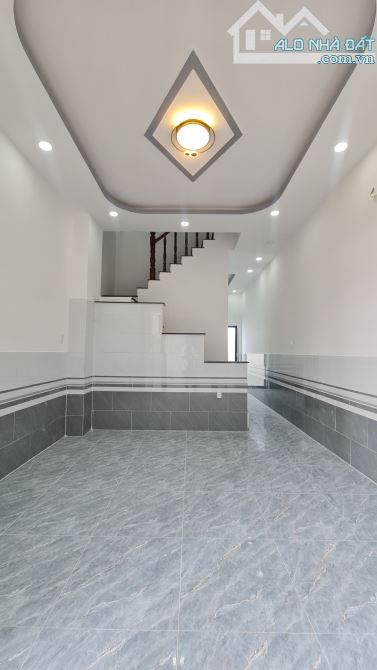 Bán Nhà xây mới 100%, chỉ 890tr có 2PN, sau bến xe Hưng Long - 1