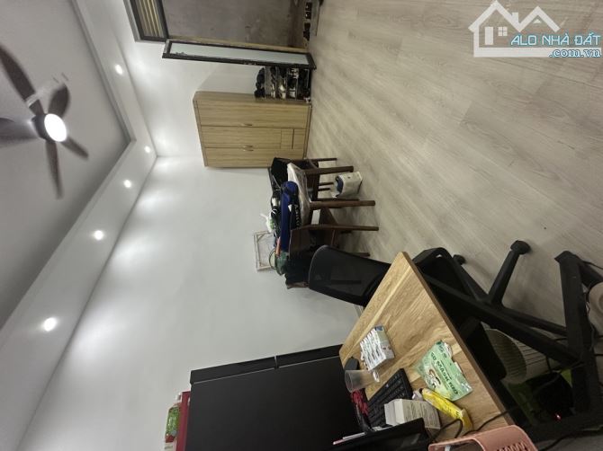 Bán Nhà tập thể phố Lò Đúc 80m2, giá bán 3.3 tỷ Căn hộ có 2 tầng + gác xép Tầng 1 : Khách - 1
