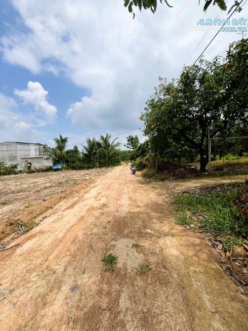 BÁN LÔ ĐẤT GẦN HỒ TRỊ AN 11,141M2 (1HA1) KHU DÂN CƯ CÁCH QUỐC LỘ 20 3KM CHỈ 2TỶ - 1