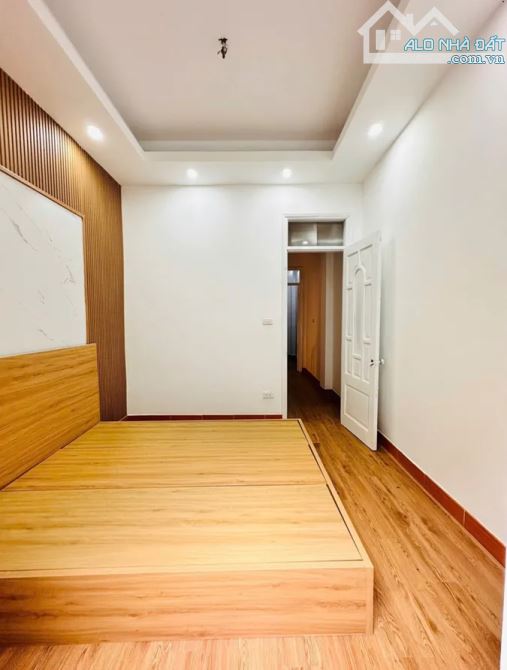 Bán nhà Lạc Long Quân, ngõ nông, thông, tiện ích, dân xây, đầy đủ nội thất ở ngay - 1