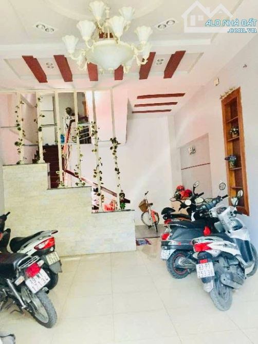 CHDV 104M2, DÒNG TIỀN GẦN 70TR/THÁNG, HẺM XE HƠI, SÁT VÁCH QUẬN 1, ĐẦY ĐỦ TIỆN NGHI - 1