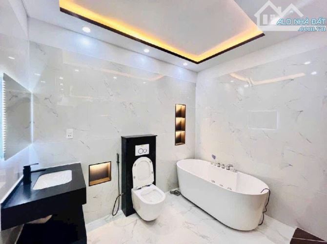 Biệt thự sân vườn, hẻm nhựa 8m, full nội thất cao cấp. 140m2, ngang 5.5m. Giá 8,6 tỷ - 13