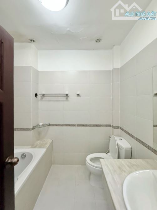 Bán biệt thự sát mặt tiền Nguyễn Đình Chiểu Q3, 144m² x 7 tầng thang máy - MT: 8m - 52 tỷ - 14