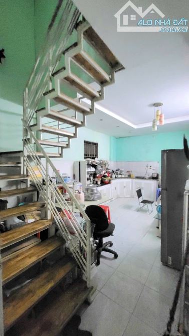 Bán nhà 2 tầng, có pn dưới trệt. DT 60m2 - nở hậu. Chỉ 4.x tỷ - 2