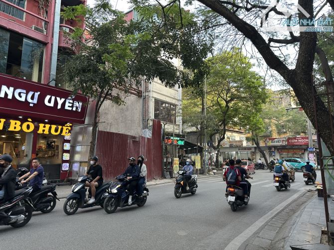 Siêu hiếm! Bán nhà mặt phố Nguyên Hồng Đống Đa - 50m2 MT 5.5m kinh doanh vỉa hè giá 28 tỷ - 2