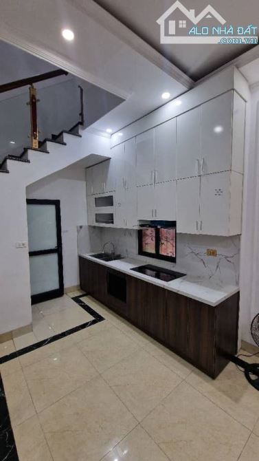 Bán nhà phố Bồ Đề , DT 32m2 , MT 6.4m , Xây 5 Tầng , Giá 6.85 tỷ, Full nội thất - Ô tô đỗ - 2