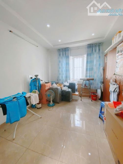 NHÀ SIÊU KHỦNG - 4 TẦNG - SÁT MẶT TIỀN - 45m2 - 5 Phòng - Ngay Khu Ẩm Thực Phan Xích Long - 2