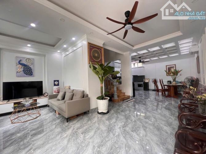 BIỆT THỰ TUYỆT ĐẸP GIỮA LÒNG LONG BIÊN – SÂN CỔNG RỘNG – FULL NỘI THẤT CAO CẤP – CHỈ 20M R - 2