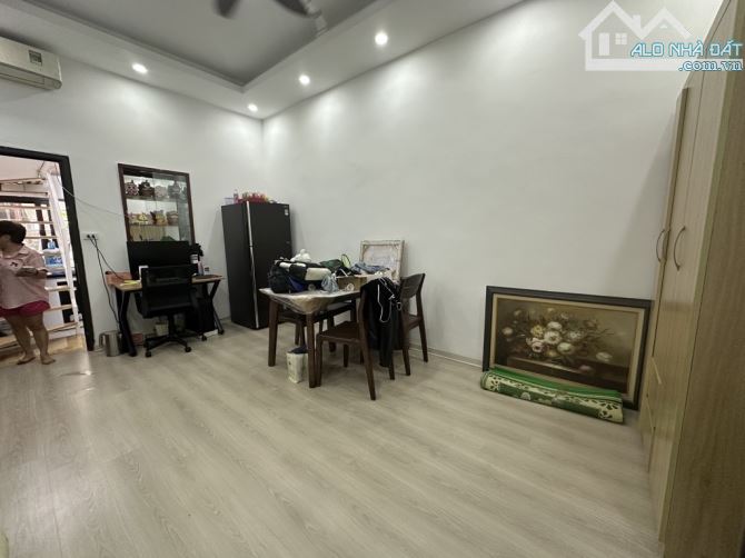 Bán Nhà tập thể phố Lò Đúc 80m2, giá bán 3.3 tỷ Căn hộ có 2 tầng + gác xép Tầng 1 : Khách - 2