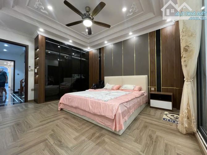 SIêu phẩm biệt thự Villa Nguyễn Sơn,phân lô,215M,MT 12M,gara ô tô,ô tô tránh.Giá 37 tỷ - 2