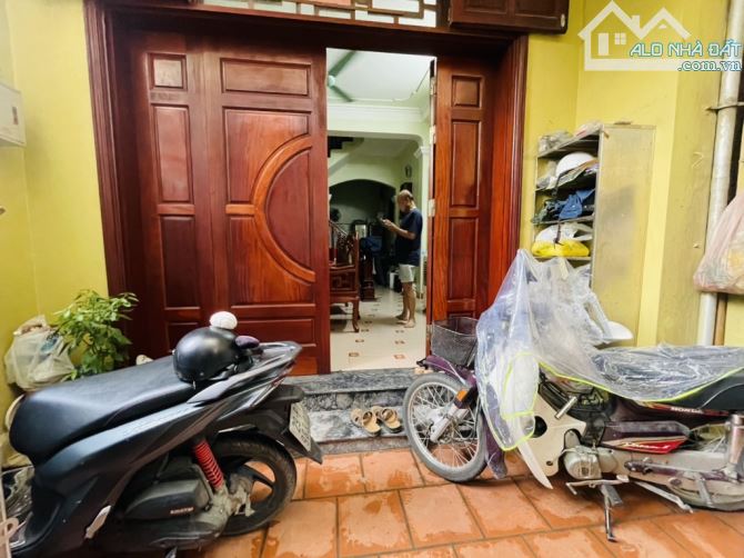 Bán Nhà Lạc Long Quân - Gần Phố- Ngõ Nông -Thoáng Rộng - Vị Trí Đẹp - Dân Xây - Full nội t - 2