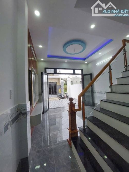 Nhà mới xây 2 lầu DTSD 130m2 giá 1tỷ900triệu cách QL 50 tầm 200m giáp Bình Chánh sổ hồng - 2