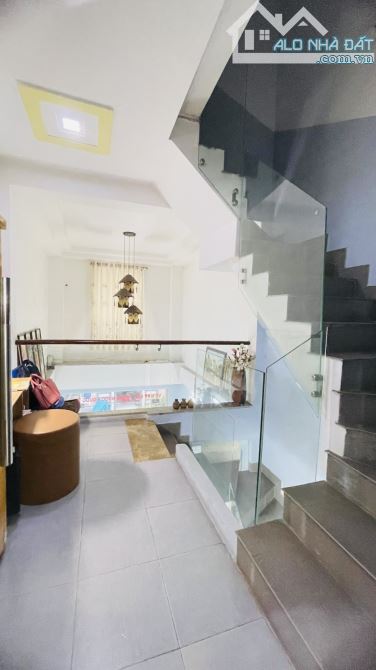 HXH Trường Sa Q.3 DT 40m2 4PN 3 tầng mới có sẵn PN tầng trệt  chỉ 8,5 T - 3
