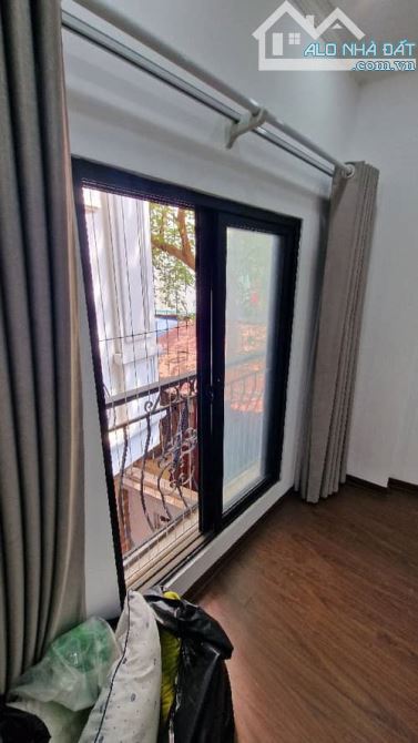 Bán nhà phố Bồ Đề , DT 32m2 , MT 6.4m , Xây 5 Tầng , Giá 6.85 tỷ, Full nội thất - Ô tô đỗ - 3